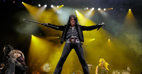 Alice Cooper viert 50 jaar Welcome to My Nightmare met een live-opname uit de archieven
