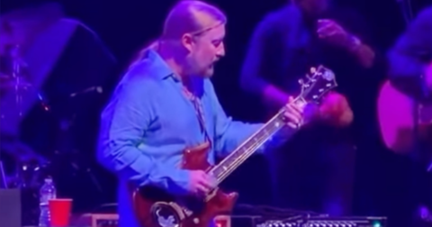 Jerry Garcia’s gitaar van 11,5 miljoen dollar al terug op het podium met Derek Trucks