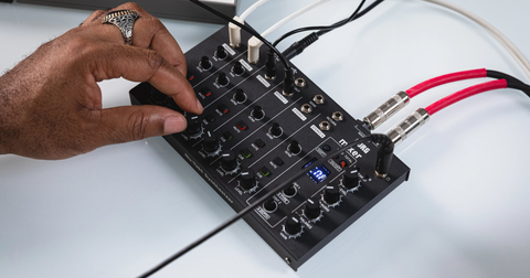 Korg NTS-4: de mixer die hardware en DAW verbindt