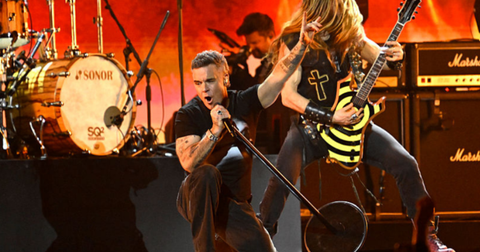 Brit Awards 2026: Robbie Williams brengt aangrijpend eerbetoon aan Ozzy Osbourne met « No More Tears »