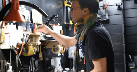 Ontdek de gitaarluthierservice van Woodbrass Paris