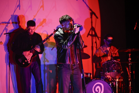Louis Tomlinson onthult zijn nieuwe single « Imposter » bij Jimmy Fallon