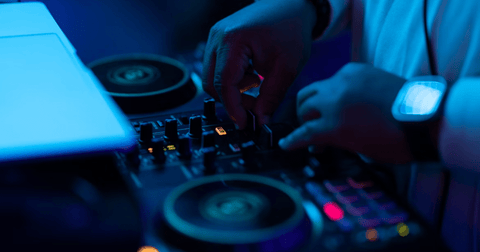 Top 5 onmisbare DJ-controllers: de beste keuzes volgens jouw niveau