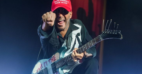 Verboden in 15 landen om zijn communistische logo: de Fender Tom Morello « Arm The Homeless » doet stof opwaaien