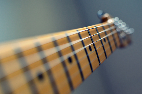 Hoe stel je de truss rod van je gitaar in: complete gids