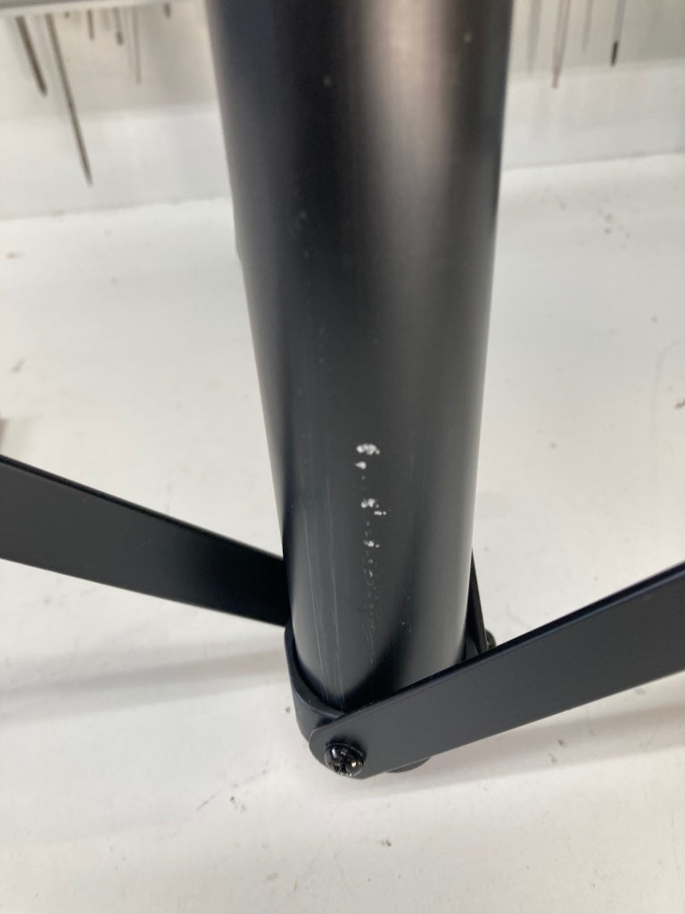 21450-000-55 STAND NOIR POUR ENCEINTE - B Stock