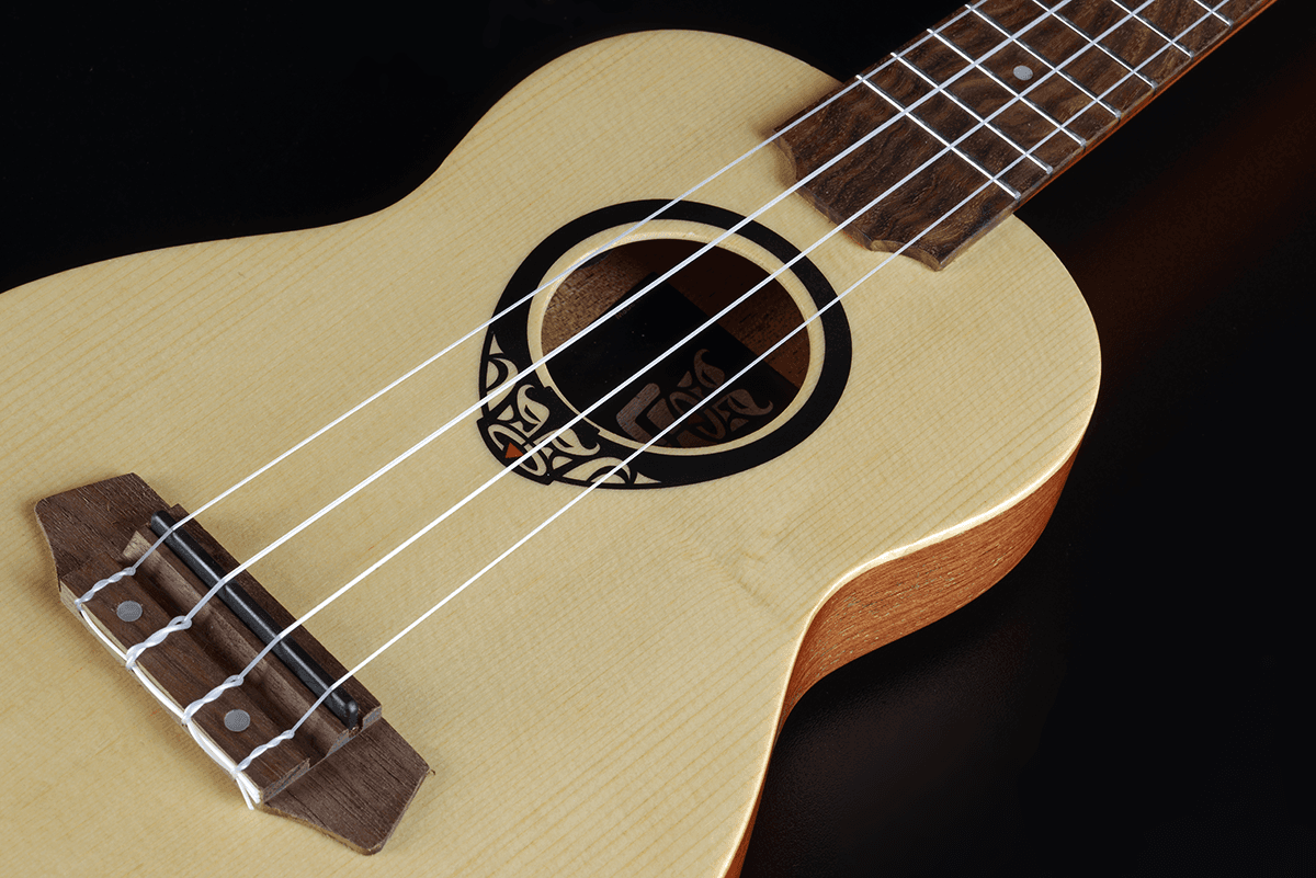 Tiki Baby Tku150Se Baby-Sopraan-Ukulele Dunne Gewelfde Achterkant Elektrisch
