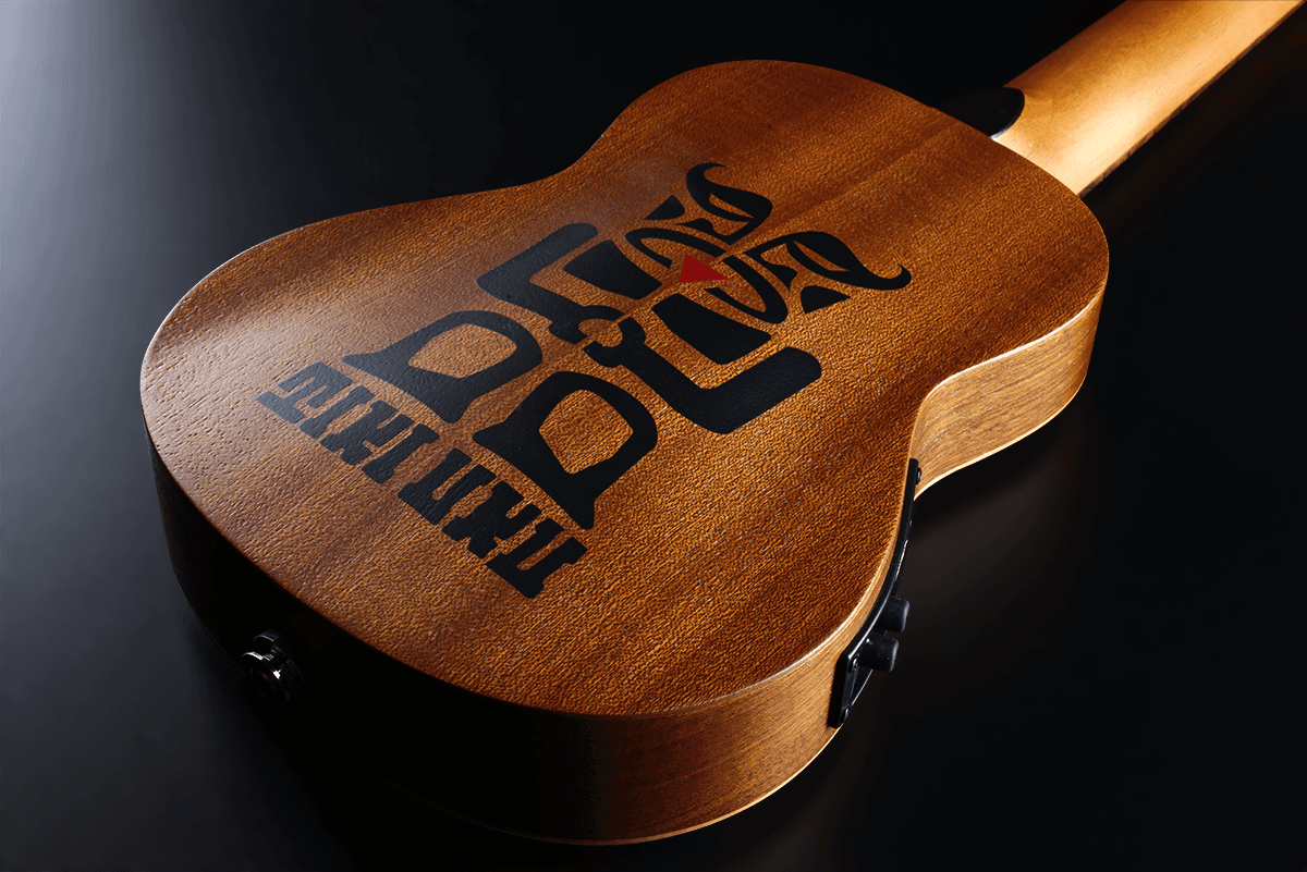 Tiki Baby Tku150Se Baby-Sopraan-Ukulele Dunne Gewelfde Achterkant Elektrisch