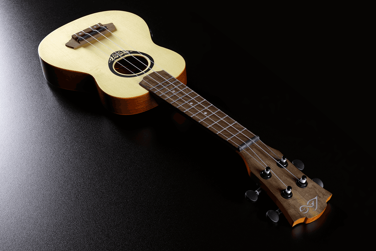 Tiki Baby Tku150Se Baby-Sopraan-Ukulele Dunne Gewelfde Achterkant Elektrisch